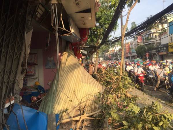 Xe container mất lái ủi vào nhà dân ở Sài Gòn - Ảnh 1